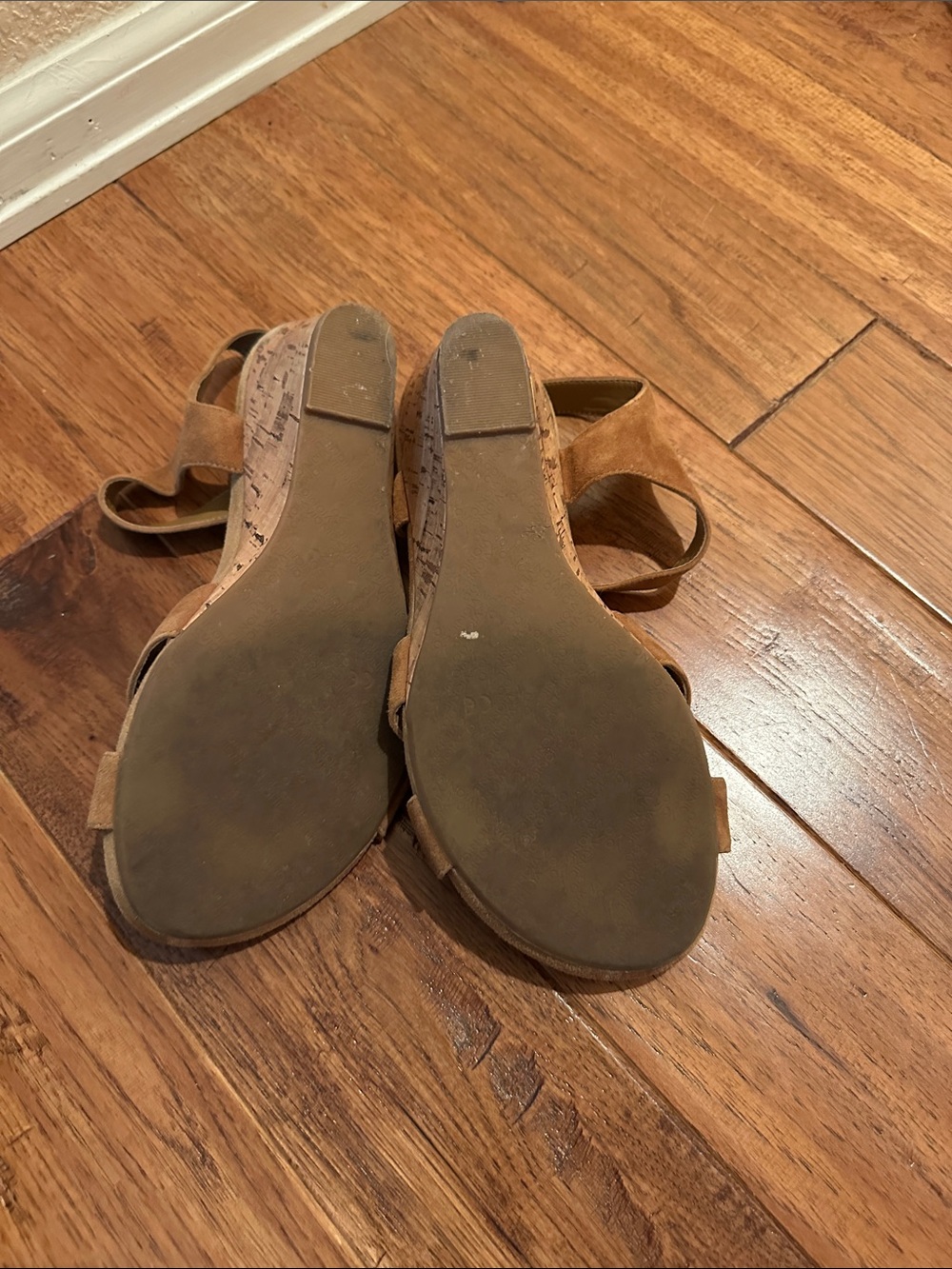 Vionic Tan Suede Wedge Sandals with Buckle Straps women’s 8.5 - Picture 3 of 5